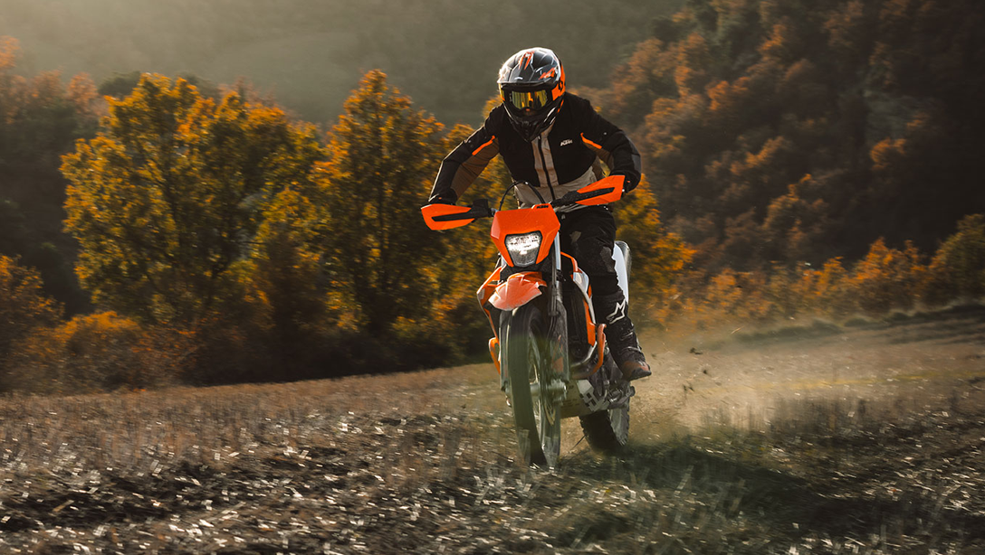KTM 690 Enduro R 2026 en action sur un sentier