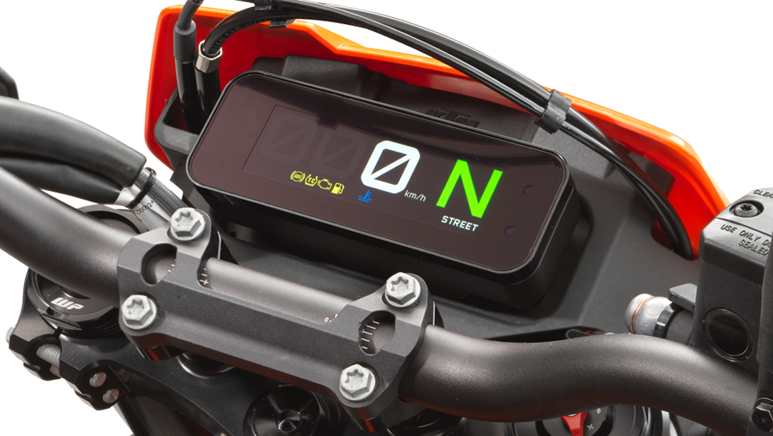 Vue de profil de la KTM 690 SMC R 2026 sur route