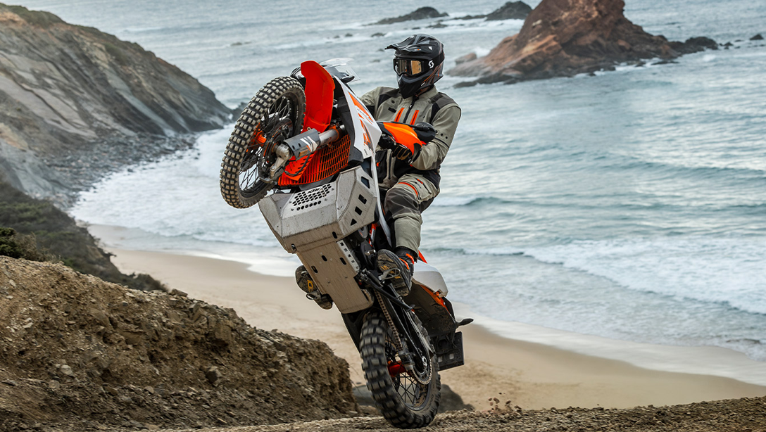 KTM 890 Adventure R 2026 en action sur piste tout-terrain