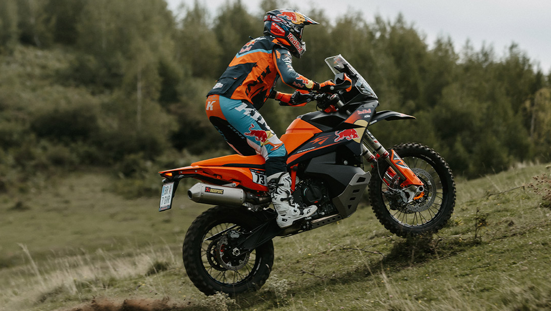 Vue arrière de la 2026 KTM 890 Adventure R Rally montrant la suspension WP