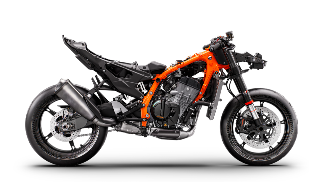 Vue latérale de la KTM 990 RC R 2026 sur fond noir