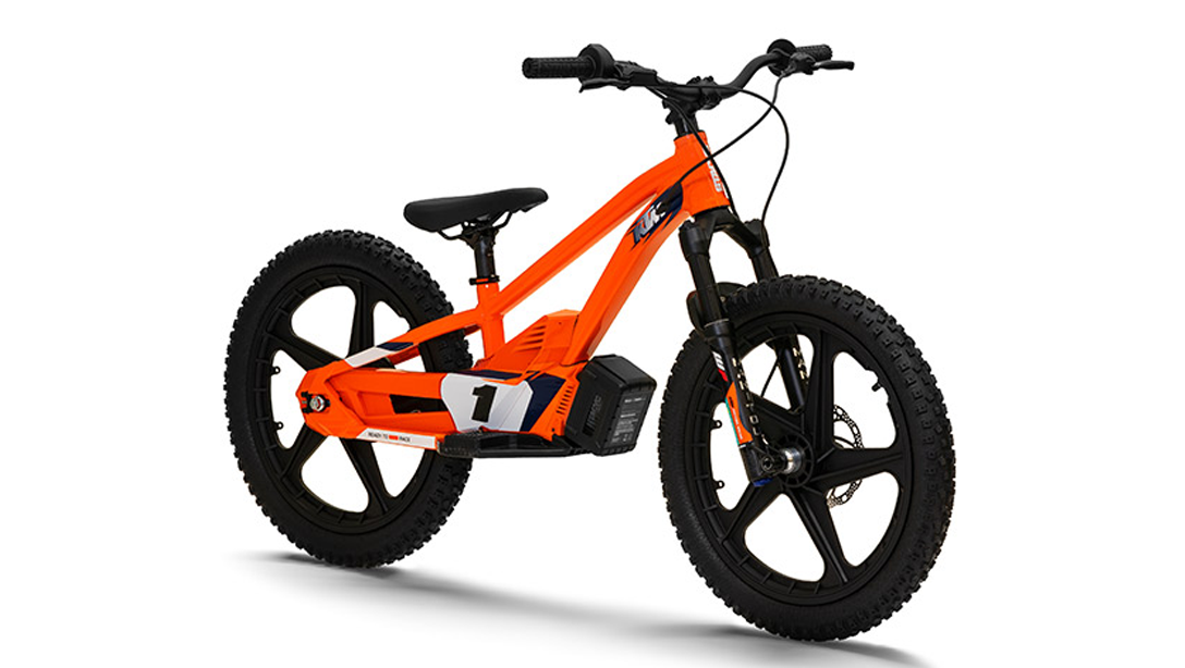KTM SX-E 1.20 2026 en action sur circuit tout-terrain