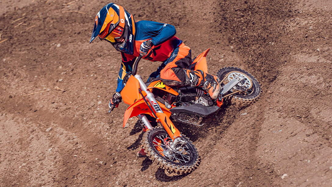 La KTM SX-E 5 2026 en action sur une piste de motocross