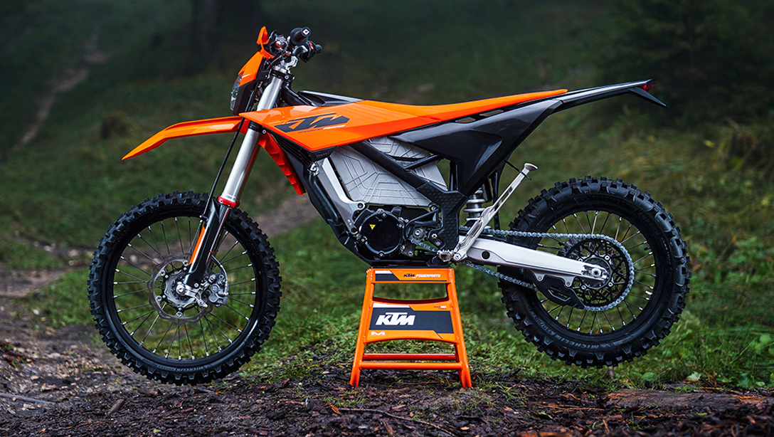 Vue latérale dynamique de la 2027 KTM FREERIDE E sur terrain tout-terrain