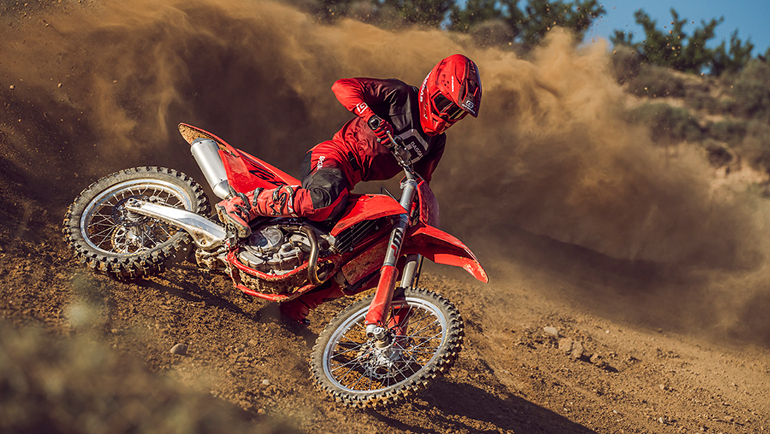 Vue avant de la GASGAS MC 450F Prado Edition 2026 en action sur circuit