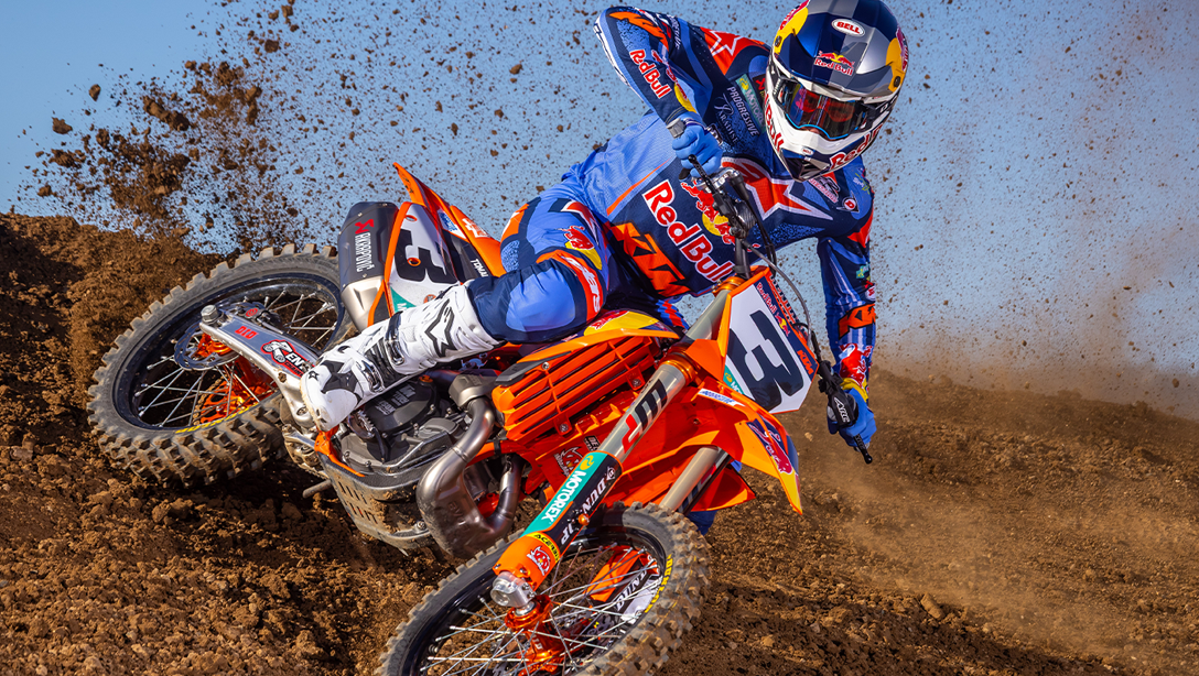 KTM 450 SX-F Factory Edition 2026 en action sur circuit de terre