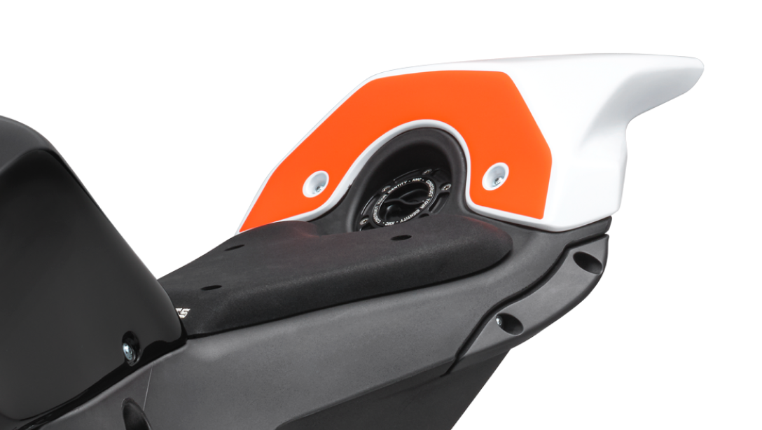 Vue arrière de la KTM RC 8C 2024 en action
