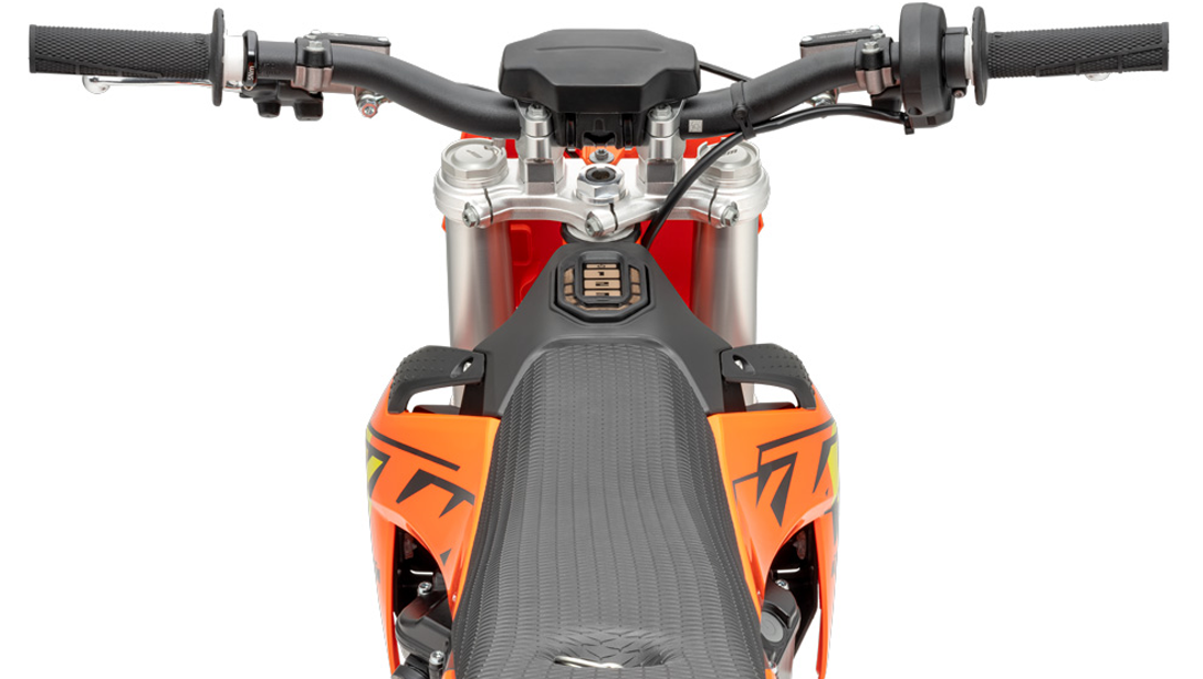Jeune pilote sur la KTM SX-E 3 2025 franchissant un obstacle