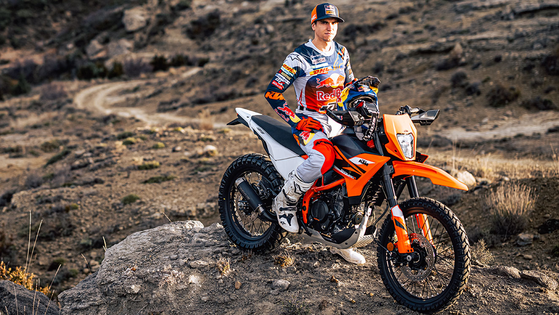 KTM 125 Enduro R 2026 vue de profil sur terrain accidenté