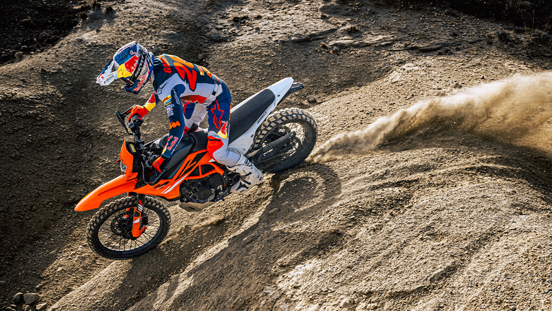 Suspension WP de la 2026 KTM 390 Enduro R sur terrain accidenté