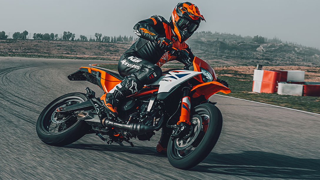 KTM 390 SMC R 2026 en action sur circuit