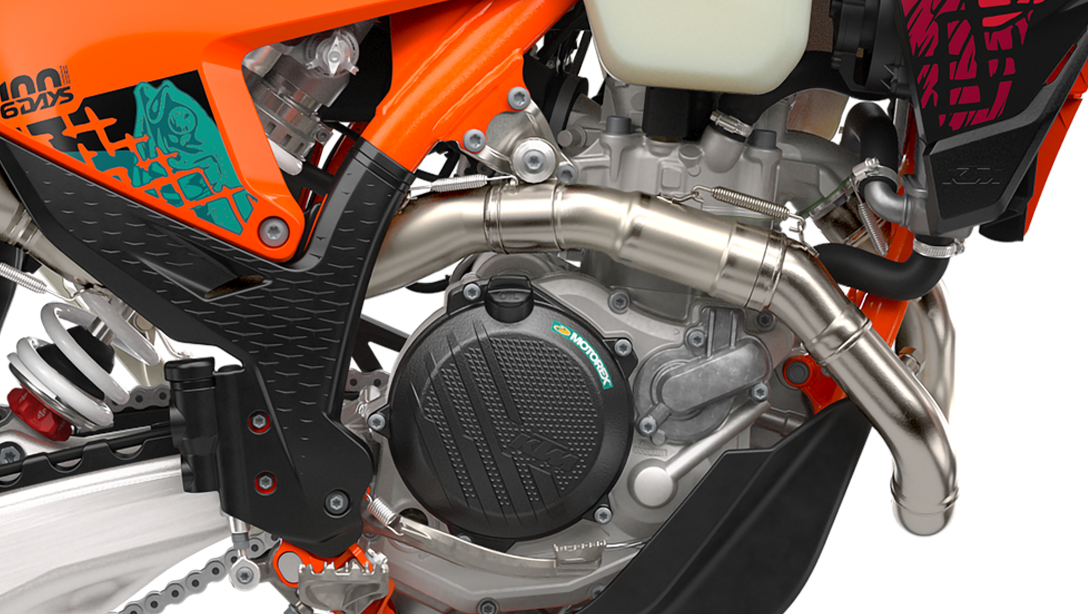 Vue latérale de la KTM 500 EXC-F 6DAYS 2026 en configuration compétition