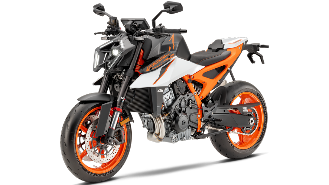 Vue dynamique de la 2026 KTM 990 Duke R sur route
