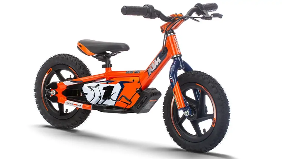 Gros plan sur la roue avant de la KTM SX-E 1.12
