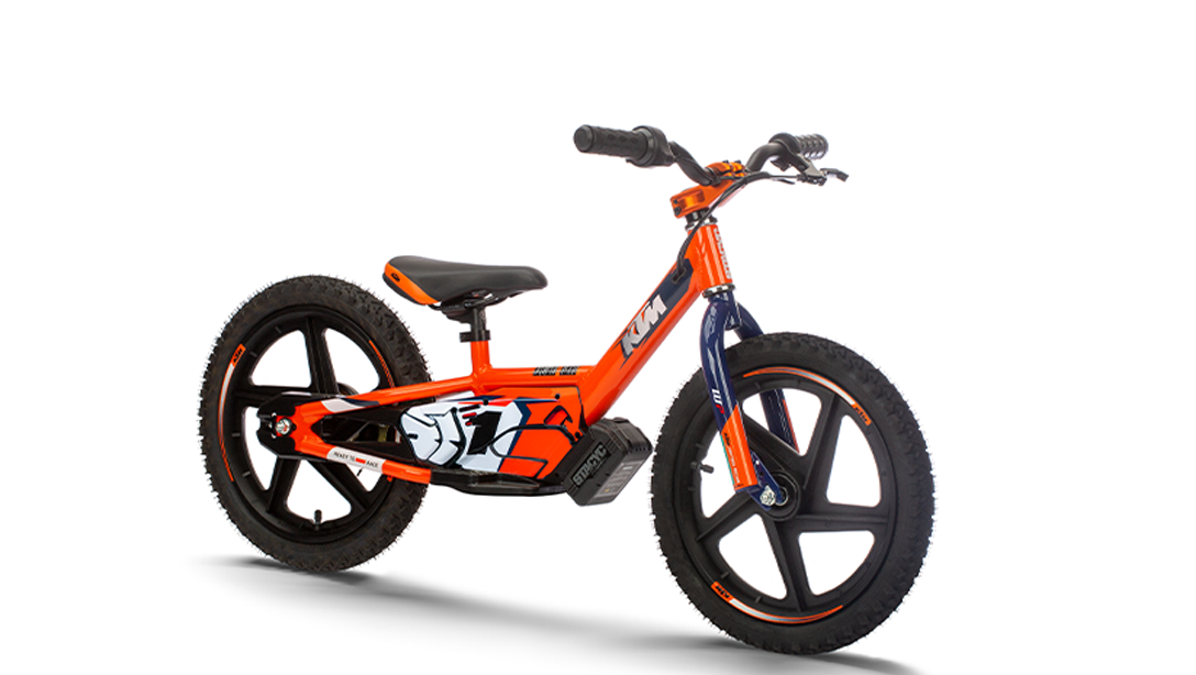 Vue arrière de la KTM SX-E 1.16 montrant la suspension