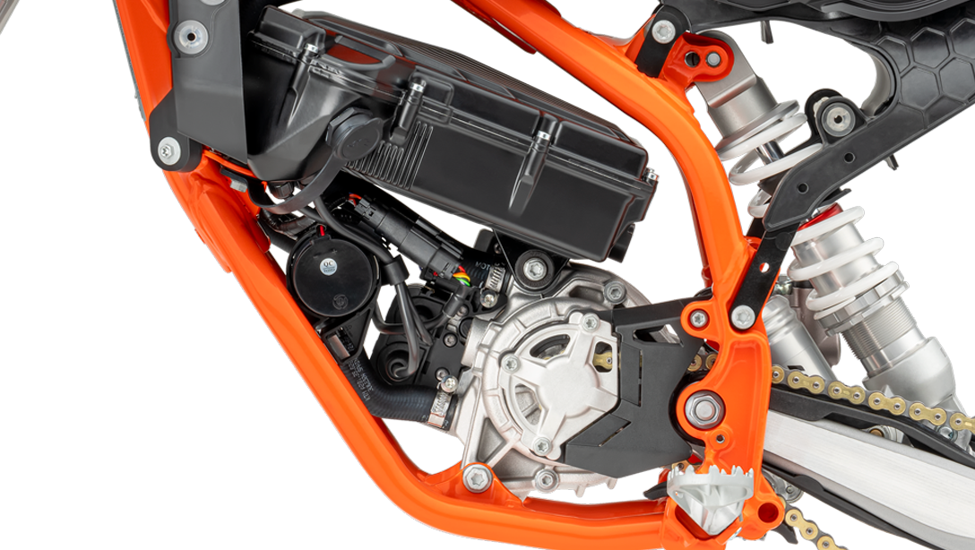Vue de profil de la KTM SX-E 5 2026 sur circuit