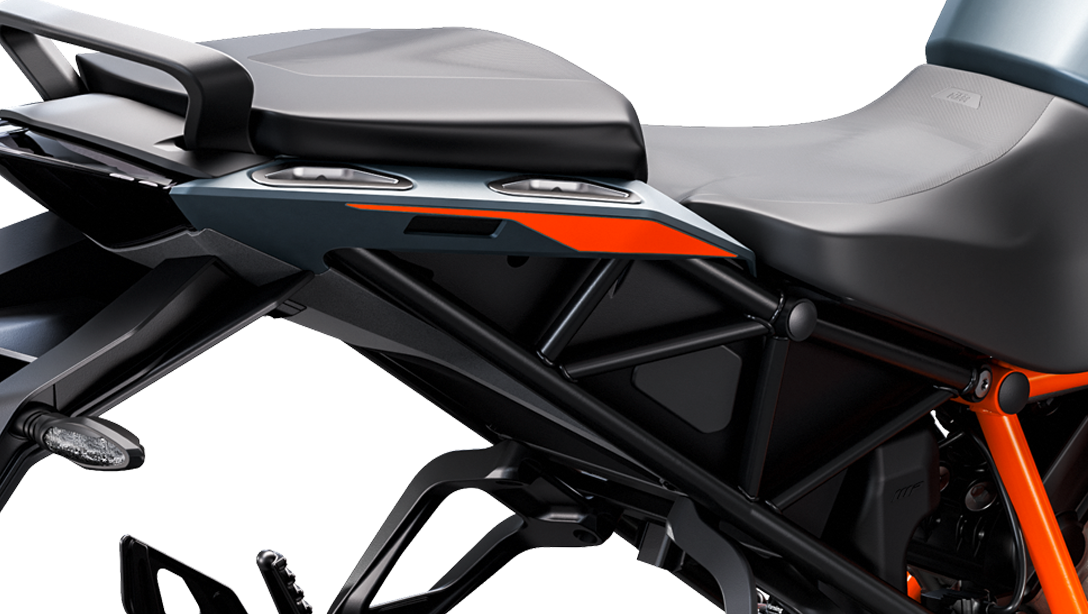 Vue de face de la KTM 1290 Super Duke GT 2024 avec éclairage LED