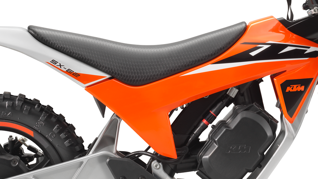 Vue rapprochée de la batterie de la KTM SX-E 2 2025