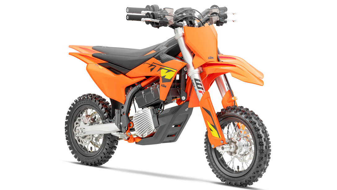 Vue de profil de la KTM SX-E 3 2025 illustrant son design junior
