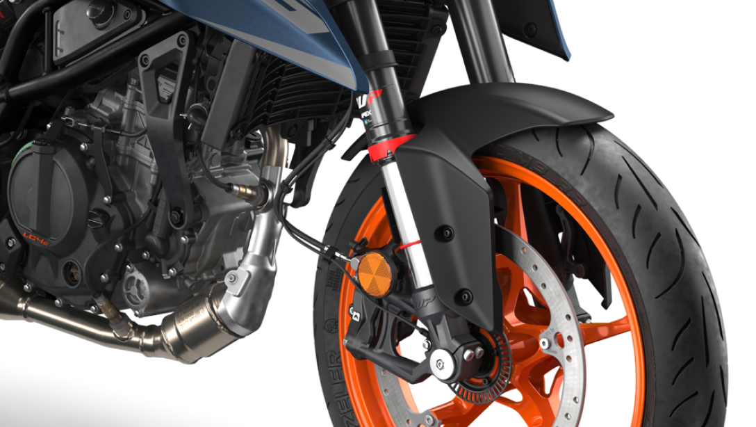 Profil sportif de la KTM 125 Duke 2026 en action.