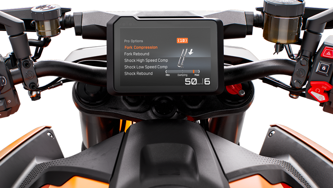 Vue arrière de la KTM 1390 Super Duke R EVO mettant en avant le design du réservoir.