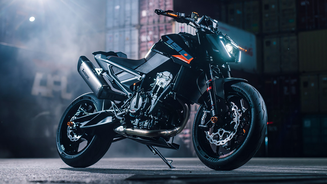 Vue avant de la 2026 KTM 790 Duke avec phare LED