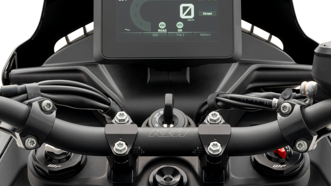 Vue arrière de la KTM 890 SMT 2026 avec valises