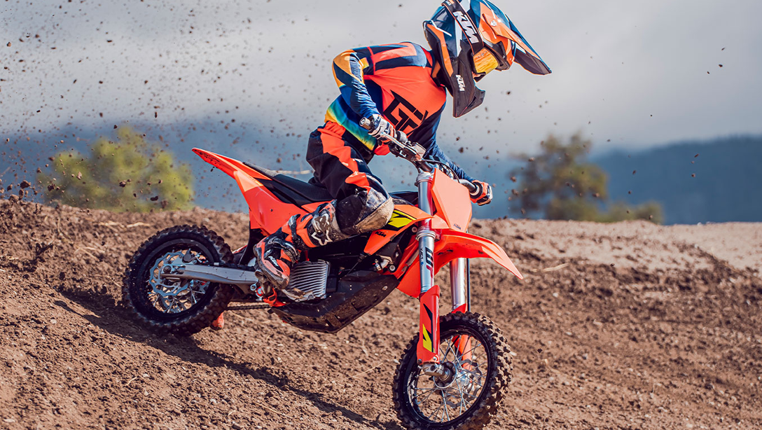 Vue arrière de la KTM SX-E 5 2026 sur terrain accidenté