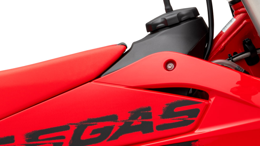Vue arrière de la GASGAS MC 85 17/14 2026 sur terrain accidenté