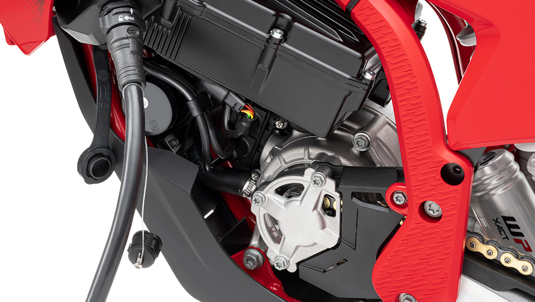 Vue arrière de la GASGAS MC-E 5 2026 montrant la selle réglable