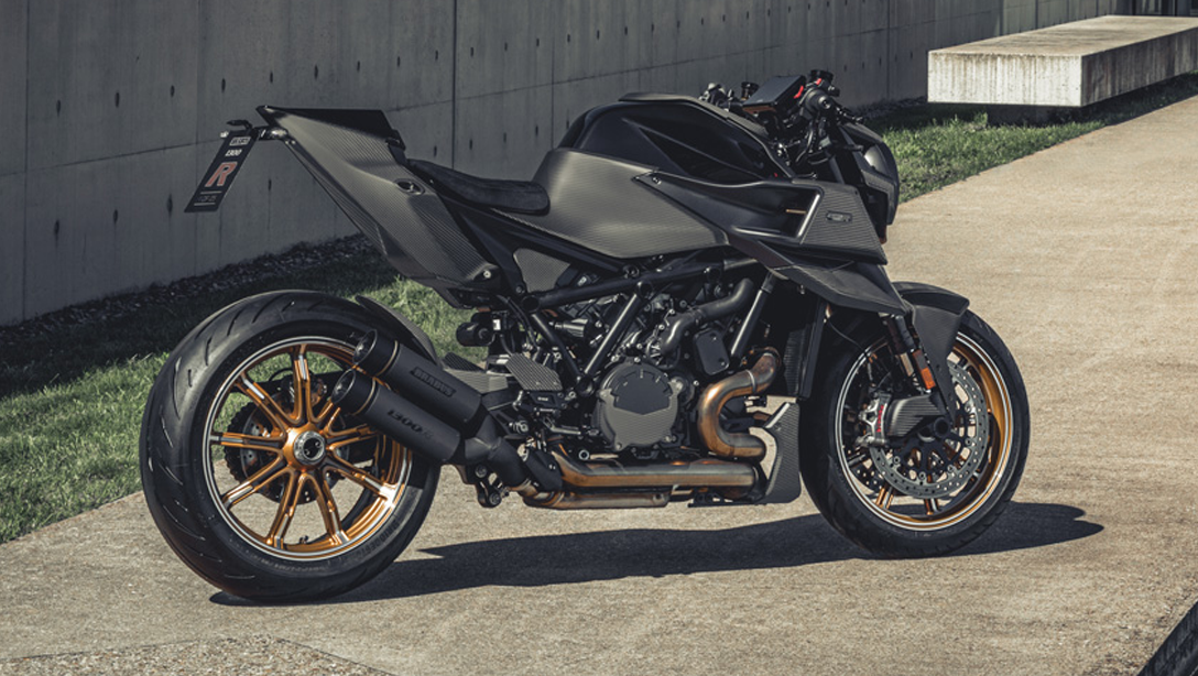 Vue de profil de la KTM 2023 Brabus 1300 R Masterpiece Edition sur piste