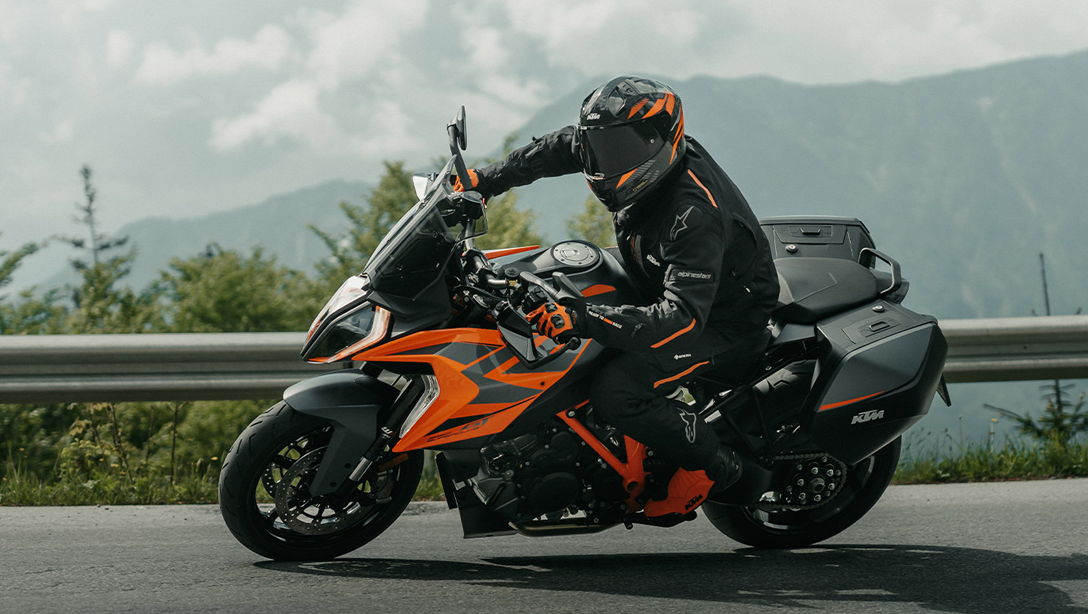 Vue latérale de la 2024 KTM 1290 Super Duke GT sur route
