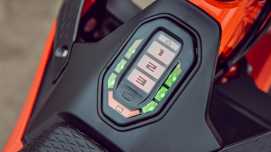 KTM SX-E 3 2025 stationnée sur terrain, vue de trois-quarts
