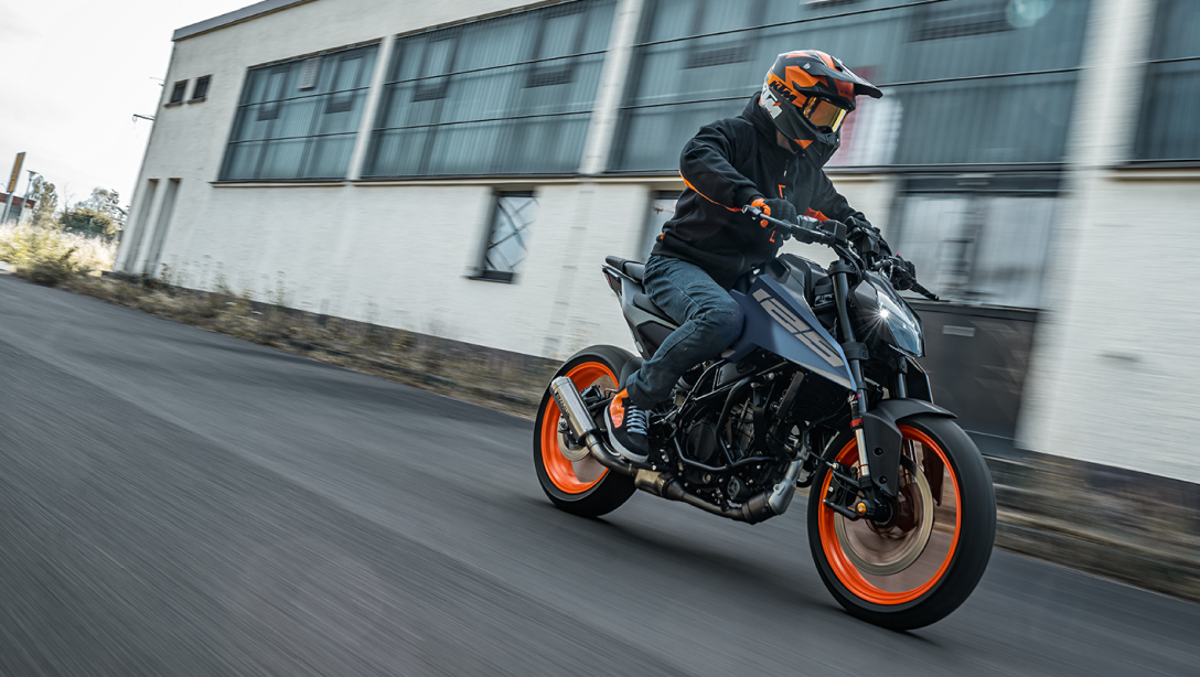 Arrière de la KTM 125 Duke 2026 avec échappement et feu LED.