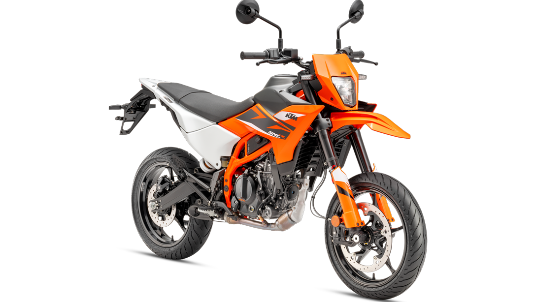 Vue avant de la KTM 125 SMC R 2026, phare allumé.