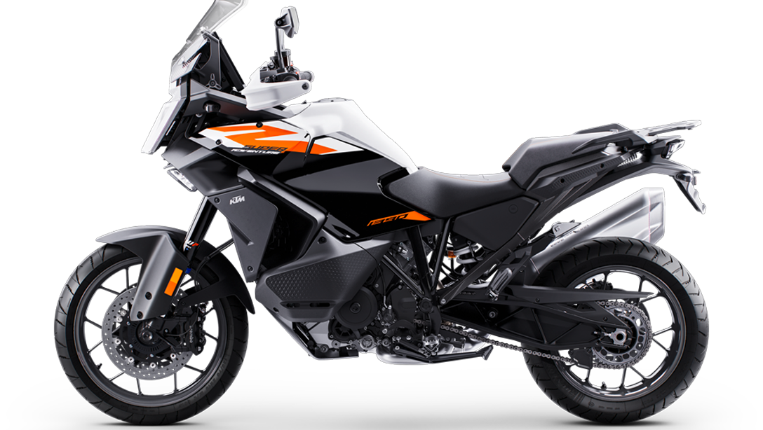 Vue arrière de la KTM 1390 Super Adventure S 2026 sur route