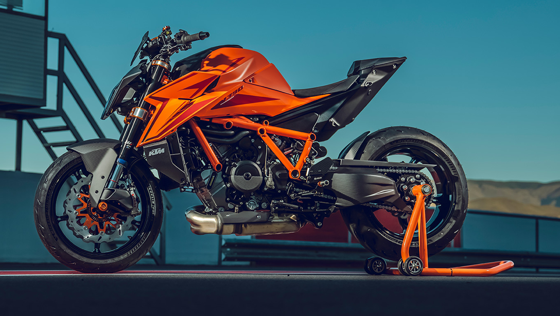 Profil de la KTM 1390 Super Duke R EVO mettant en avant ses lignes acérées.