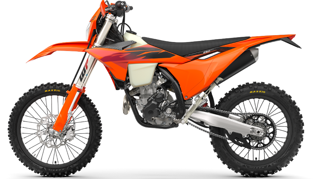 La 2026 KTM 250 EXC-F en action sur un sentier boueux