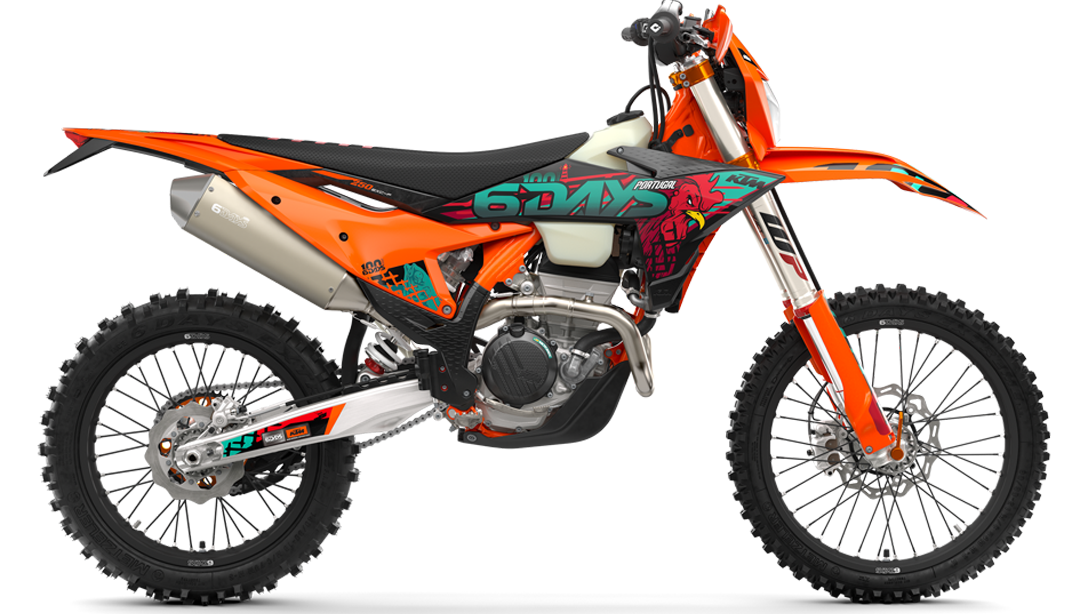 Vue arrière de la KTM 250 EXC-F 6DAYS 2026 sur piste d’enduro