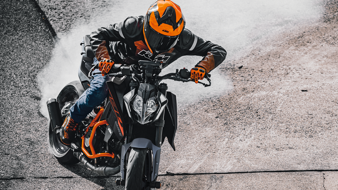 Vue arrière de la KTM 390 Duke 2026 en action