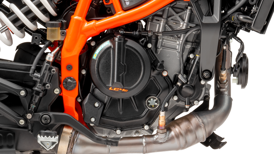 Vue de face de la 2026 KTM 390 Enduro R sur sentier forestier