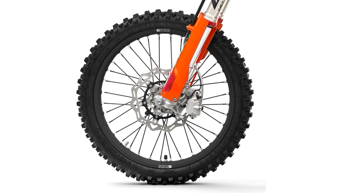 Suspension WP de la KTM 450 EXC-F 6DAYS 2026 sur terrain accidenté