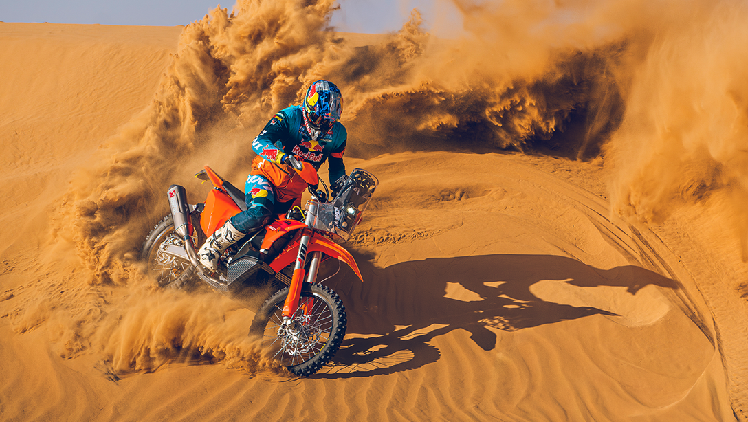 Vue arrière de la KTM 450 Rally Replica 2026 sur terrain accidenté
