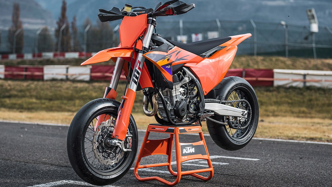 Détail du moteur et cadre de la KTM 450 SMR 2026