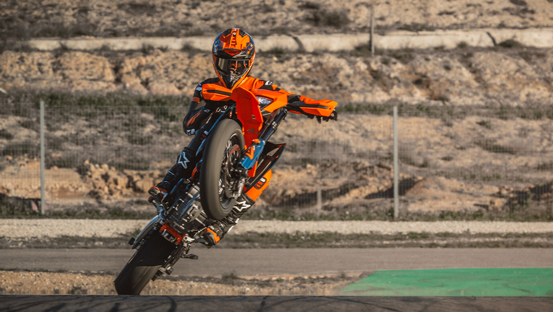Suspension WP de la KTM 690 SMC R 2026 en gros plan