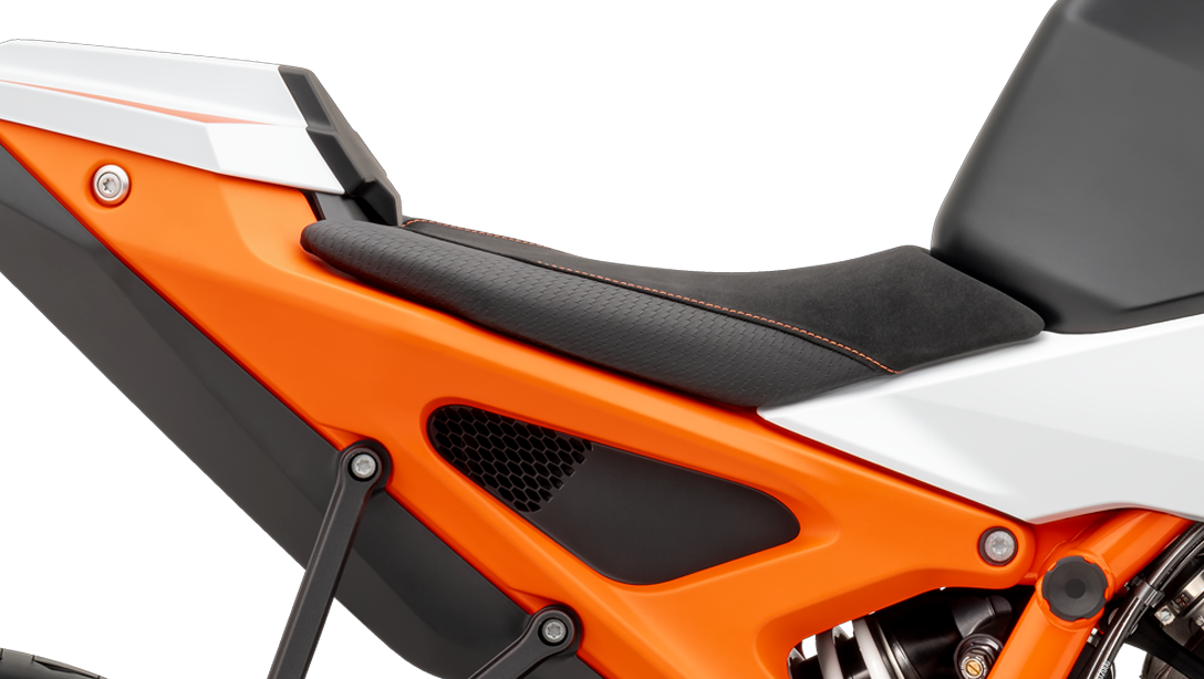 Vue avant de la KTM 990 Duke R 2026 mettant en avant le phare LED