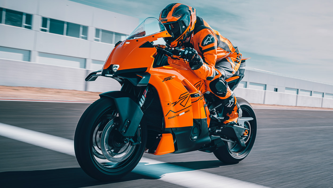 Pilote en action sur la KTM 990 RC R 2026