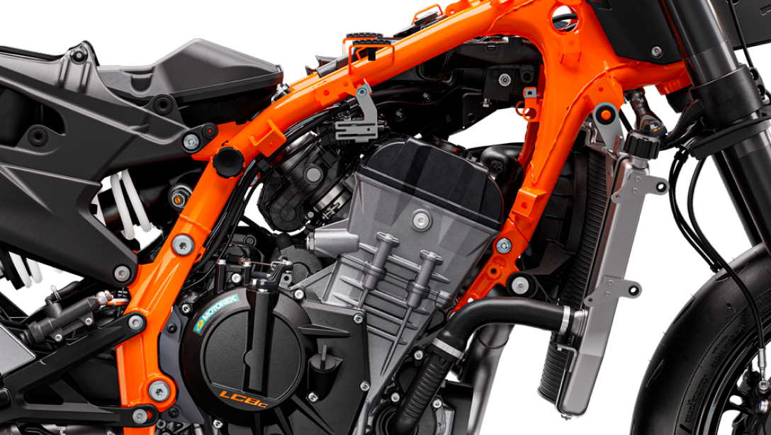 KTM 990 RC R Track 2026 en pleine accélération sur circuit
