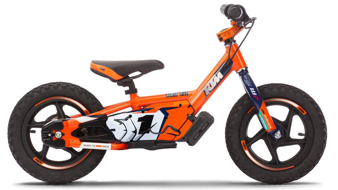 Jeune pilote sur la KTM SX-E 1.12 en pleine accélération