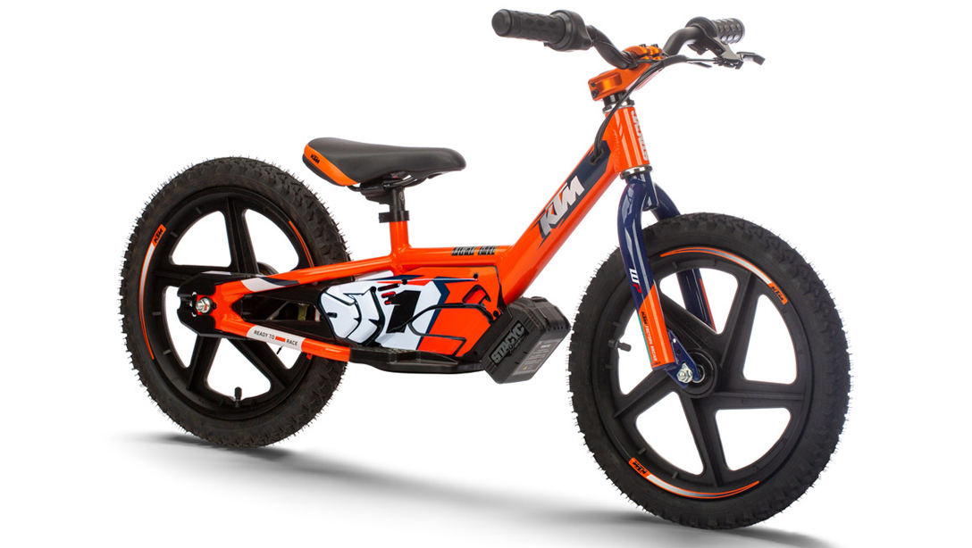 Vue de face de la KTM SX-E 1.16 sur terrain accidenté
